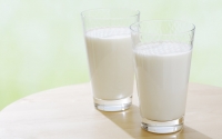 喝牛奶會引發痘痘？